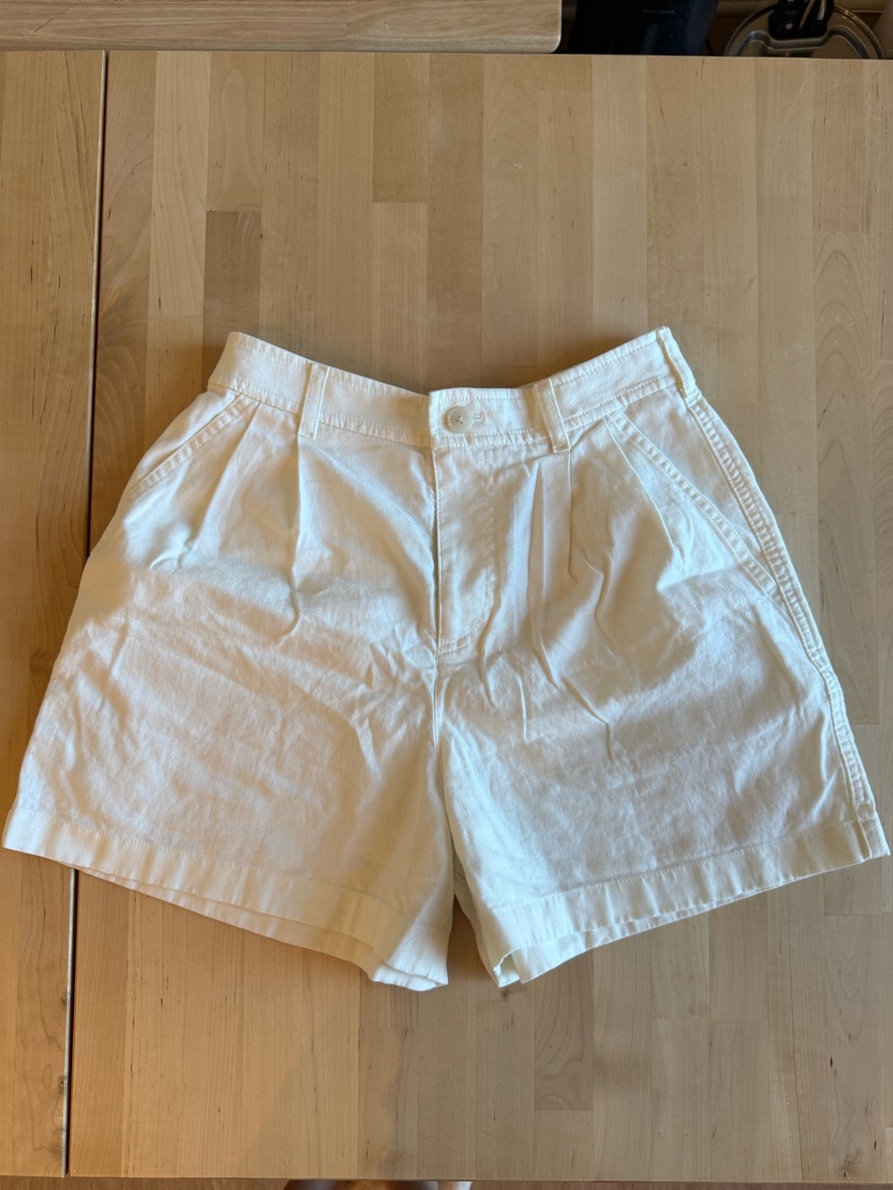 Uniqlo White High-Rise Pleated Women's Shorts